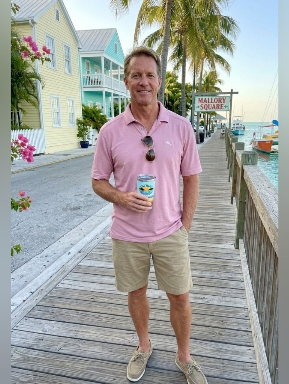 Men's Medium Tommy Bahama Short Sleeve Shirt.